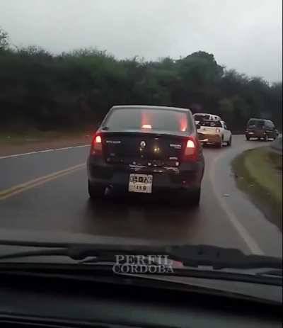 Conductor de Amarok en las sierras de Cordoba adelantando mientras hay doble linea amarilla, curvas y con lluvia.