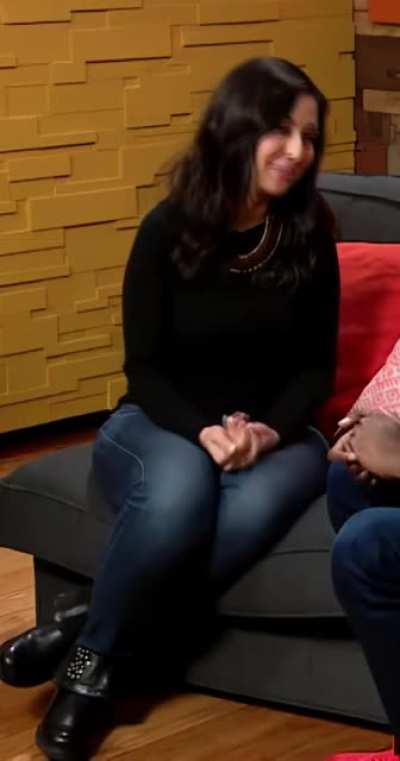 Goddamn, she stretching that denim...😍