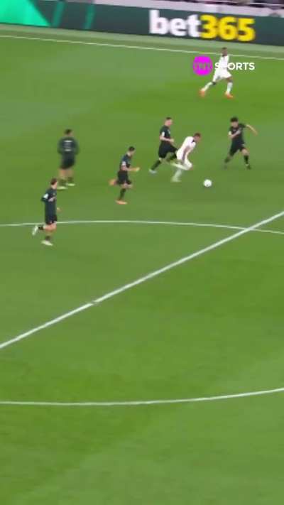 Zagueirão do Tottenham saiu da defesa e parou no gol só! Absurdo!