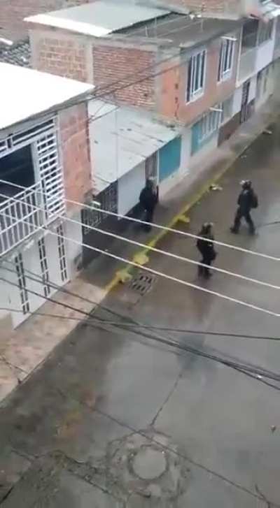 Pareciera que la idea es gastar gas lacrimógeno por gastarlo, no importa que sea en sitios residenciales.