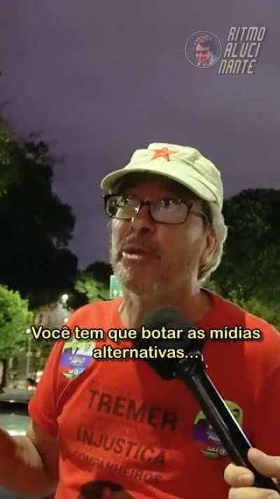 Registro de manifestantes nas ruas do Rio de Janeiro comemorando a vitória do novo presidente da república. Muitos brasileiros estão confiantes com o futuro do Brasil e seu papel no BRICS, porém amargurados e ressentidos com o rumo que o país tomou em 201