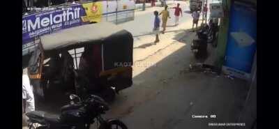 Rickshaw passenger fails to look both ways before crossing the road. He gets KO’d by the side mirror of a bus.