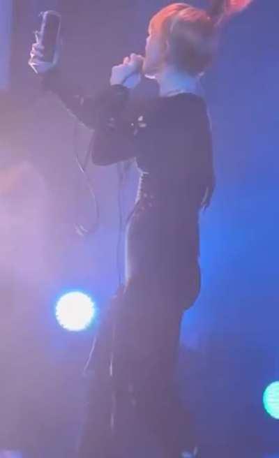 Hayley William's butt jiggle