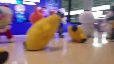 Thai banks’ mascots dance off😂😂😂