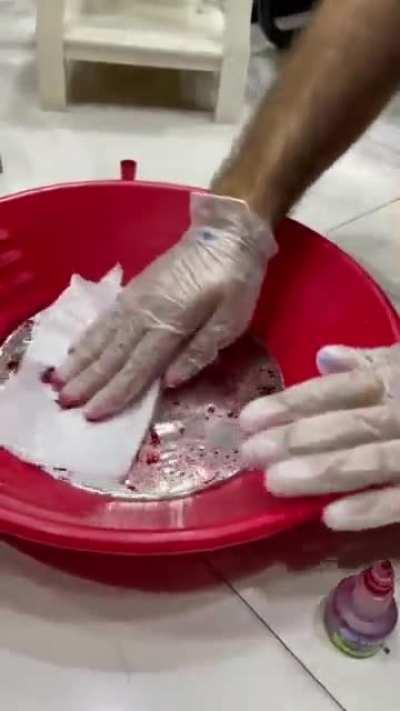 Adding dye to liquid mercury