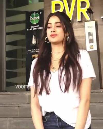 The way she walks away 🥵🍑 ( Janhvi Kapoor)