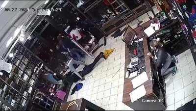 Saqueo en tienda Narrow en Moreno