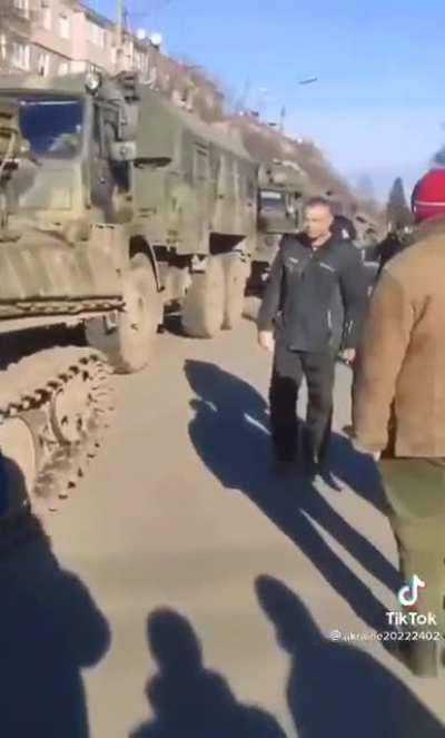 Ukrainians barehandedly stopped Russian convoy and started singing the national anthem.