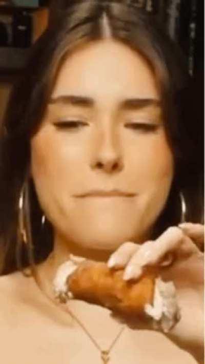 Maddison Beer cross eyed