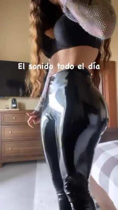Ella merece unas nalgadas 🍑