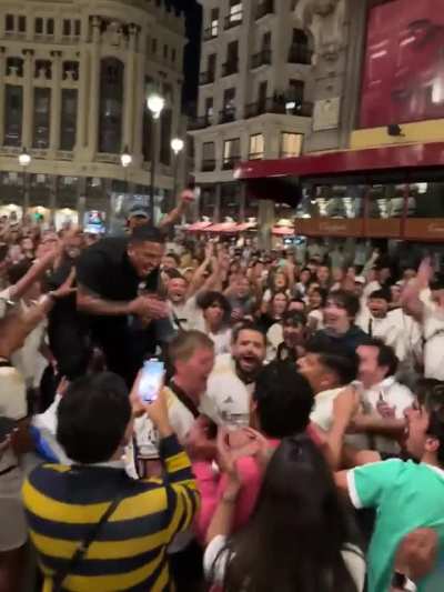  Guy finds phone, actively looks for owner 