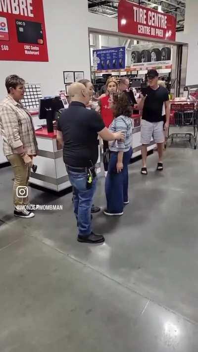 Canadian Costco Karen!