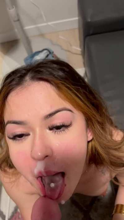 18 year old college dorm chick got her face used. More freshman facials coming soon.