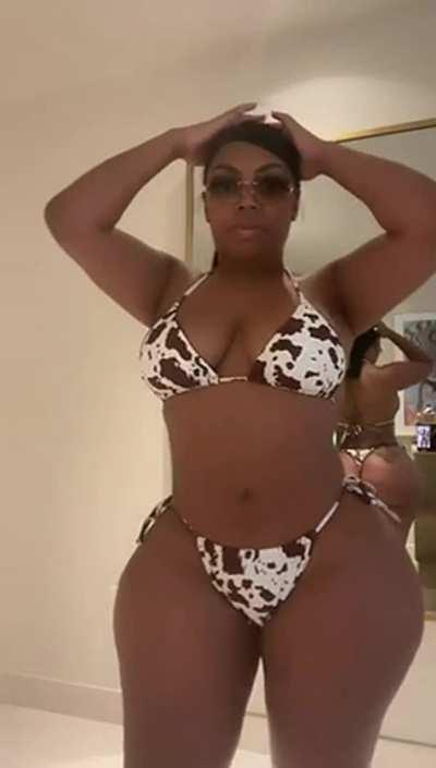 How she just gon kill us with the mirror reflection like that 😰😩😭😣😢🍑🍑🥩