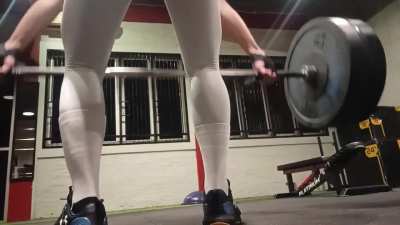 Deadlift in white legging 
