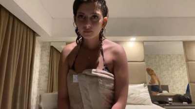 Martu Boden pelando gomas