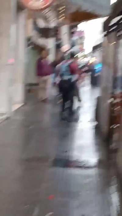 Degenerado se estaba tocando en la vía publica y cuando lo quisieron arrestar un transeúnte insultó al policía