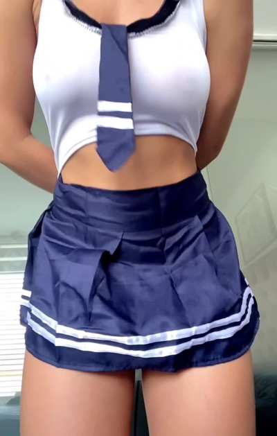 I am a sexy schoolgirl natural