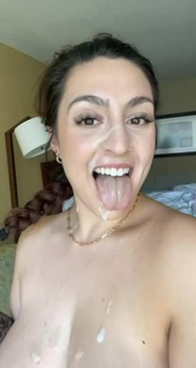 This is what a good girl looks like 😈