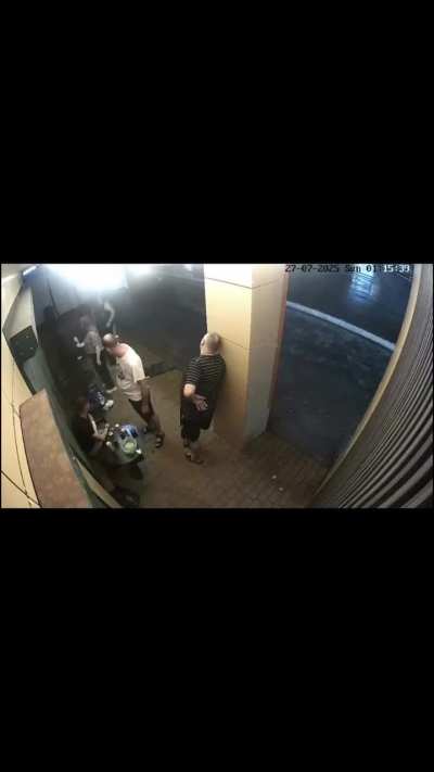 [LFO] Man slashes another man with a knife in a brawl