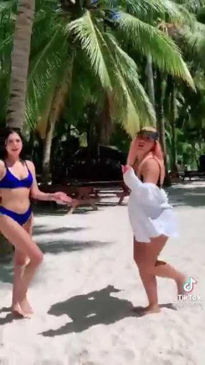 A dome se le ven los pezones y la otra culona 🥵🥵🥵