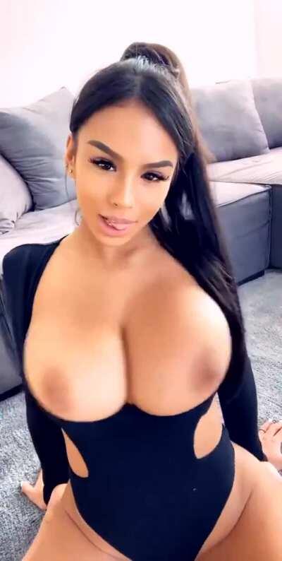 Autumn jiggles her boobs