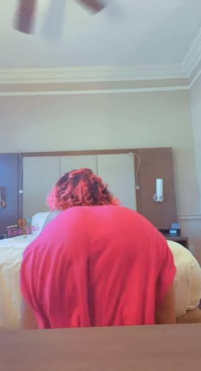 thickiiinickiii bussin it open