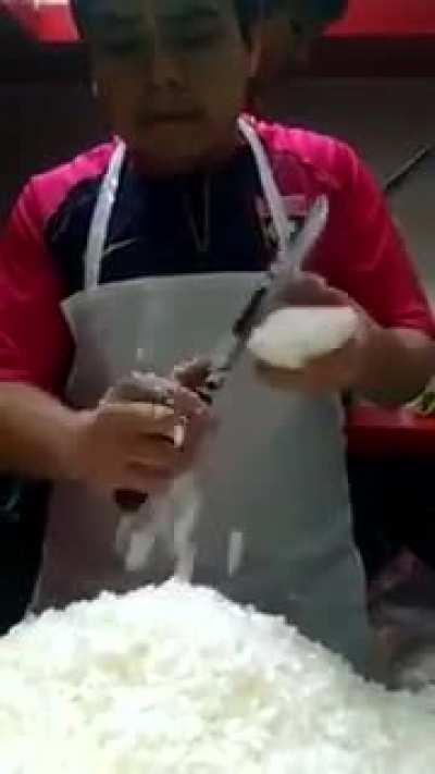 The way this guy cuts an onion.