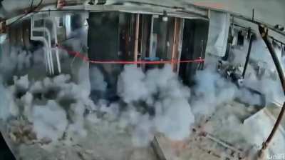 Бывший инженер NASA Марк Робер взорвал 25-этажный отель Sheraton Mahwah в Нью-Джерси с помощью реального уровня Angry Birds. Он построил масштабную копию игры с боулинг-шарами в виде злых птиц и башней, где прятались зелёные свиньи. Попадание активировало