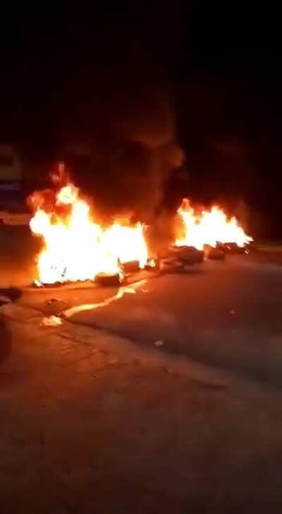 Alguns moradores de Ubatuba, litoral paulista, atearam fogo em pneu nas entradas da cidade na noite de ontem para que os turistas não entrem na cidade.