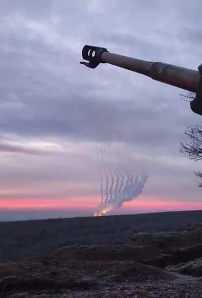 Just an M777 crew watching HIMARS O' CLOCK at Sunset... 💛💙