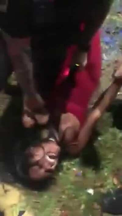 Офицеру полиции из Майами предъявили обвинения после найденного видео, где он коленом душит беременную женщину и дважды бьёт её током в живот. У неё случился выкидыш. Офицер лгал и подделывал улики. Видосик для тех, кто до сих пор думает, что BLM - это пр