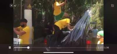 Na Paulista caminhonetes distribuem placas para a manifestação 'espontânea' e 'orgânica'