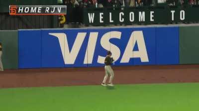 [Highlight] Mike Yastrzemski with a solo shot to center to make it 6-1 Giants