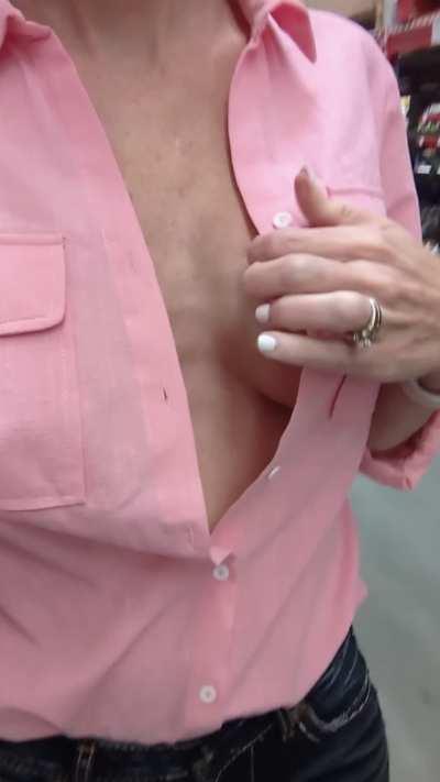 Quick titty flash while shopping