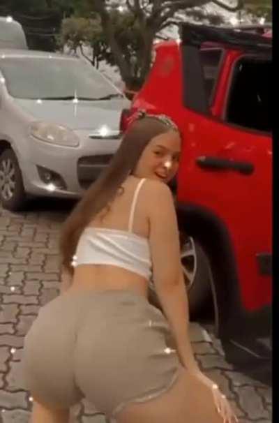 Rebolando no meio da rua