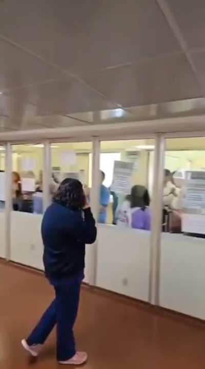 Así Sindicalistas del ATE y APyT en el Garrahan, tomaron las Oficinas de la Dirección, interrumpiendo el funcionamiento del Hospital Pediátrico