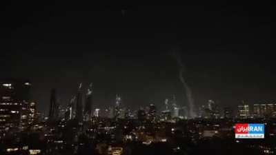 Improved: Footage from just minutes ago shows Iranian missiles striking Tel Aviv.