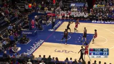 [Highlight] BBall Paul Reed gets the block on one end, leading to a fast break Eurostep into a slam on the other as the 76ers increase their lead over Toronto!