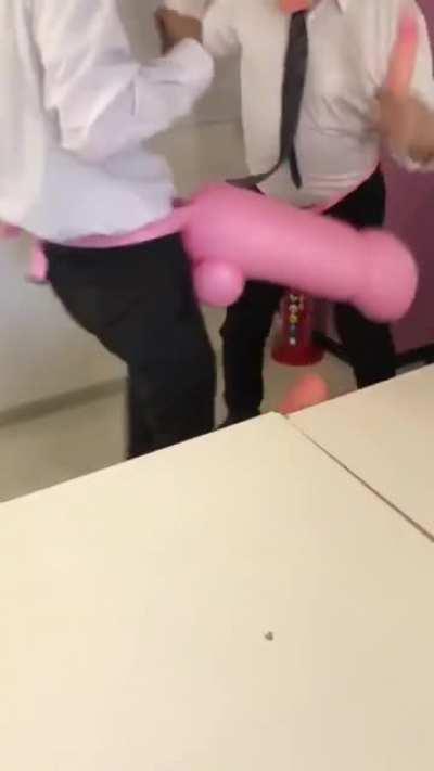 Два каких-то хуя в офисе пинают хуи