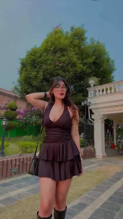 Riteeka ne bhi normal insta thots ki tarah aukaat dikha di. She used to dress sexy for her own. But not after getting so much attention, she started posting cleavage shots like this. His further will she go. 🤔