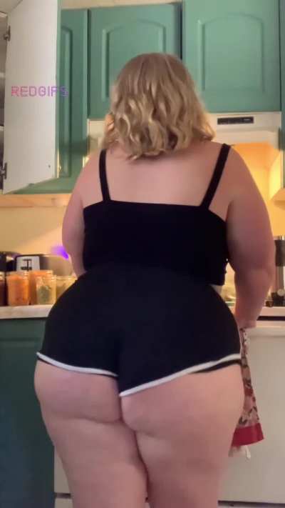 In the kitchen 😘🍑