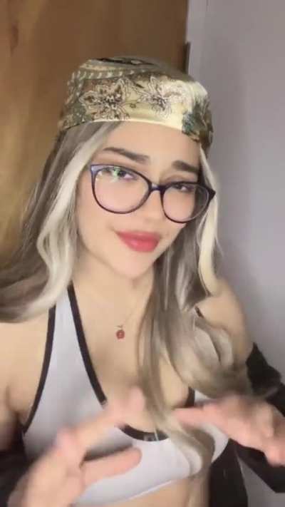 carolina200106 follow her😍