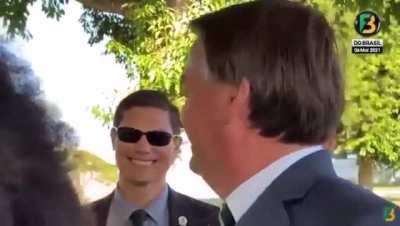 Bolsonaro debocha de cabelo black power de apoiador: “Tô vendo uma barata aqui”