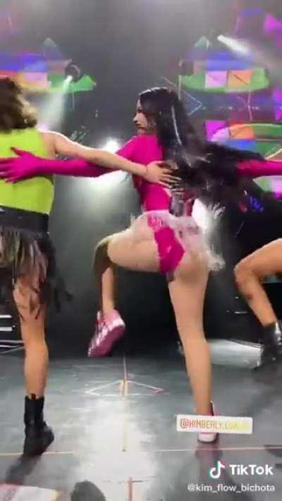 Ven nada más como mueve lentamente el culo ella zorrita, le encanta que le vean el culo y que nos salga el Semen de solo pensar en ella🤤