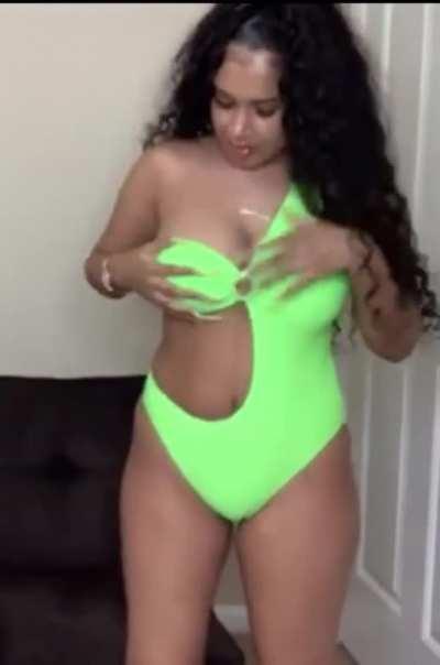 Thicc petite girls do it best