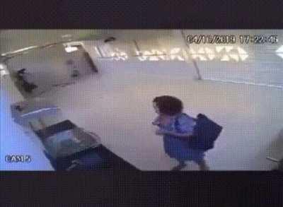 SentiEnT pRedATOrY carNIVorOUs hoUSE eATs WomAn ALIVE!