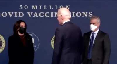 No cognitive deterioration to see here, everything perfectly normal, he clearly knows where he is and what hes doing while practicing social distancing.