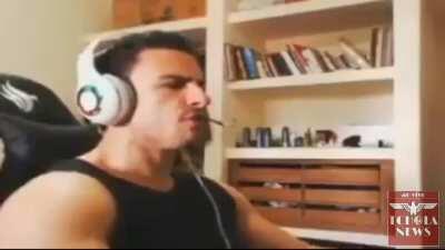 Se curvem diante do novo Imperador