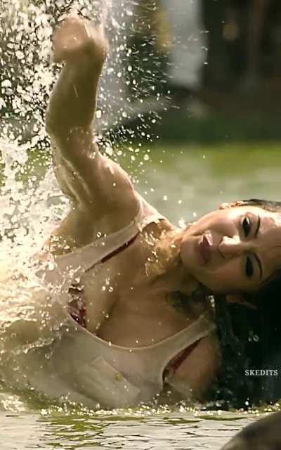 Anushka Sharma's Scene From - Matru Ki Bijlee Ka Mandola (2013)